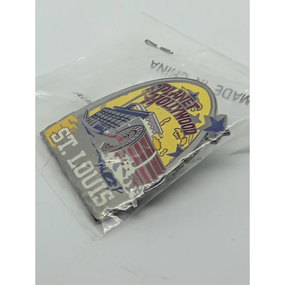 ST LOUIS 1998 YELLOW &‎ RED PADDLEBOAT STEAM SHIP & ARCH PLANET HOLLYWOOD PIN